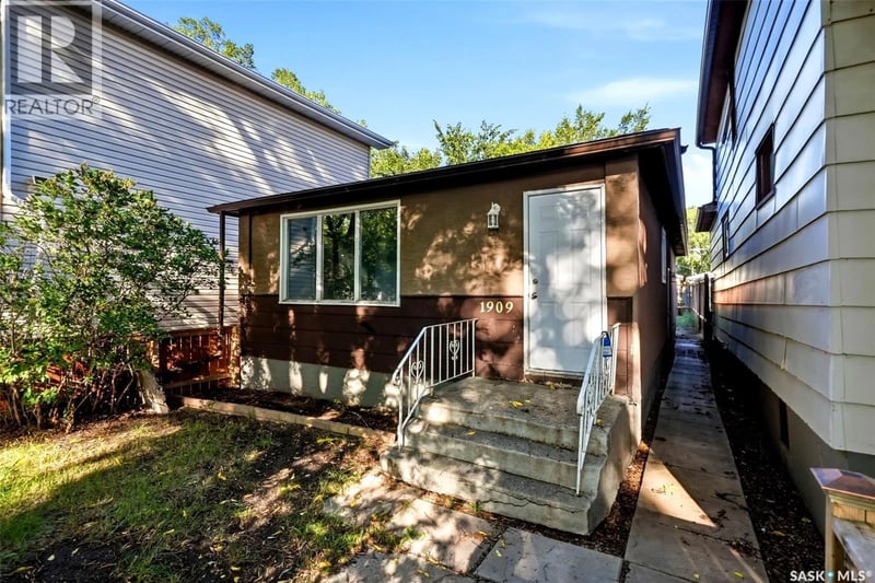 1909 Montreal STREET, Regina, Saskatchewan, S4P1L4, Regina, Saskatchewan — photo 1 of 5