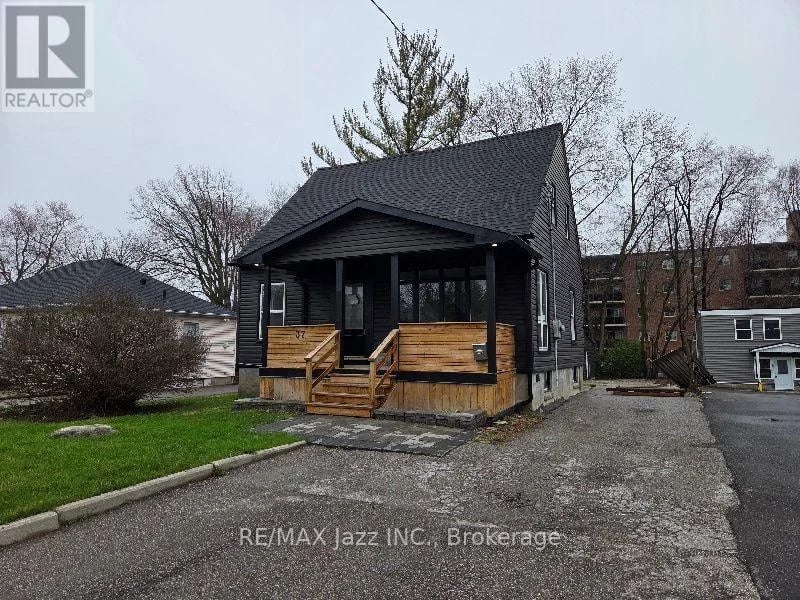 37 Lincoln Street, Ajax (Central West), Ontario, L1S6C4, Ajax (Central West), Ontario — photo 1 of 5