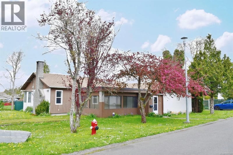 4037 Cumberland Road, Saanich, British Columbia, V8X2E7, Saanich, British Columbia — photo 1 of 5