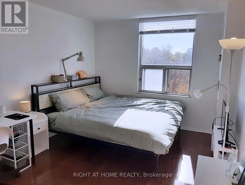 #1008 20 Edgecliff Golfway, Toronto (Flemingdon Park), Ontario, M3C3A4, Toronto (Flemingdon Park), Ontario — photo 1 of 5
