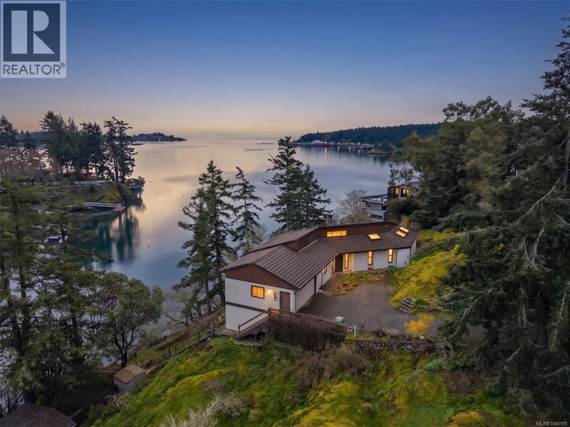 312 Bessborough Avenue, View Royal, British Columbia, V9B1T7, View Royal, British Columbia — photo 1 of 5