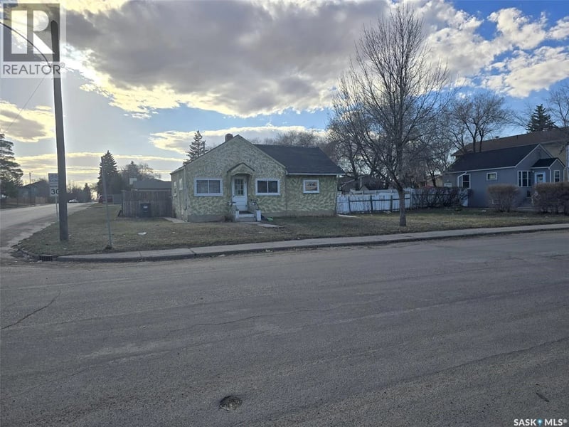 201 R AVENUE N, Saskatoon, Saskatchewan, S7L2Y6, Saskatoon, Saskatchewan — photo 1 of 5