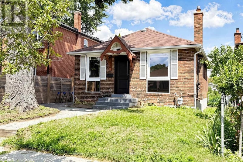 31 Rosemeade Avenue, Toronto (Stonegate-Queensway), Ontario, M8Y3A2, Toronto (Stonegate-Queensway), Ontario — photo 1 of 5