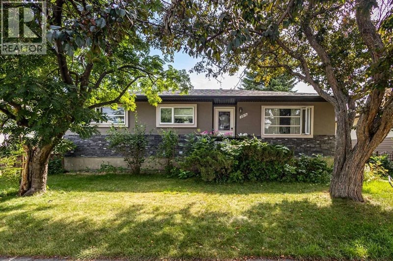 2816 24 Street Northwest, Calgary, Alberta, T2M3Z3, Calgary, Alberta — photo 1 of 5
