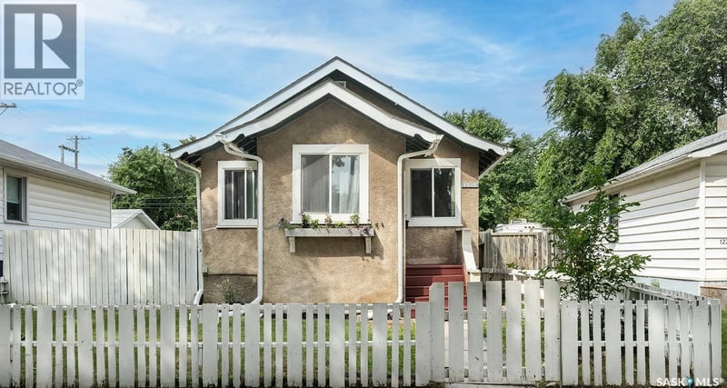 1223 C AVENUE N, Saskatoon, Saskatchewan, S7L1K6, Saskatoon, Saskatchewan — photo 1 of 5