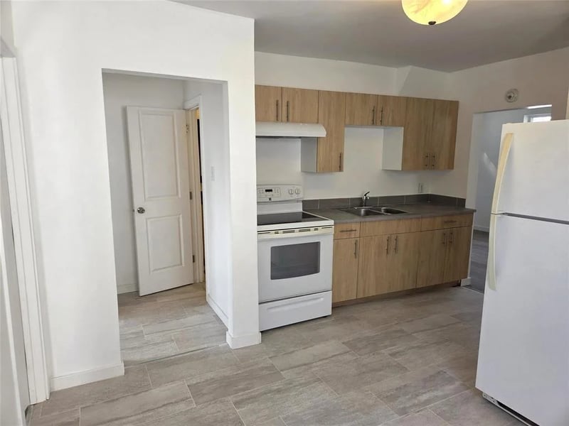 524 Windsor Avenue, Winnipeg, Manitoba, R2L1B3, Winnipeg, Manitoba — photo 2 of 5