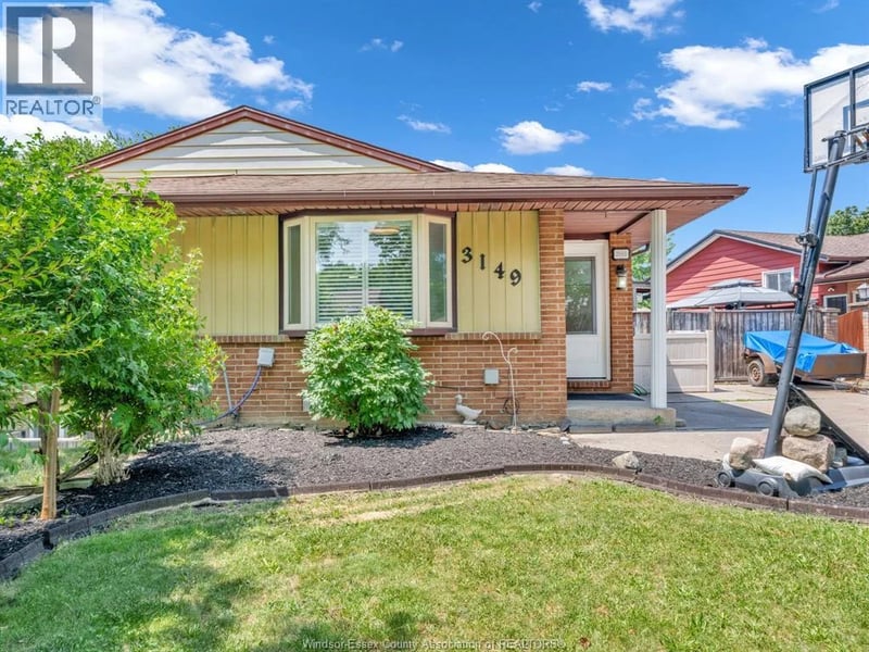 3149 ELMWOOD Crescent, Windsor, Ontario, N8R1X5, Windsor, Ontario — photo 1 of 5