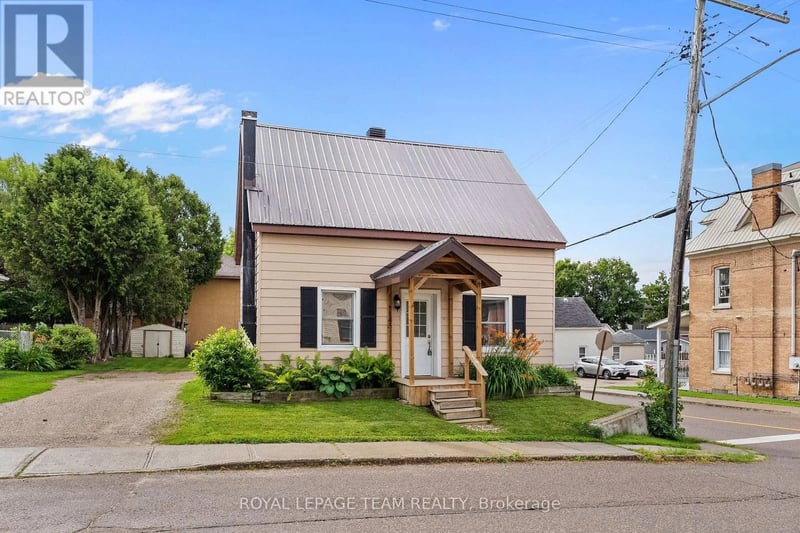145 Munroe Avenue West, Renfrew, Ontario, K7V3L2, Renfrew, Ontario — photo 1 of 5
