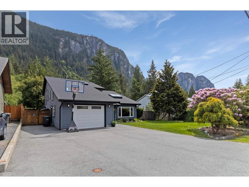 38582 WESTWAY Avenue, Squamish, British Columbia, V8B0L6, Squamish, British Columbia — photo 1 of 5