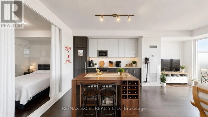 #1010 330 Richmond Street West, Toronto (Waterfront Communities), Ontario, M5V1X2, Toronto (Waterfront Communities), Ontario — photo 1 of 5