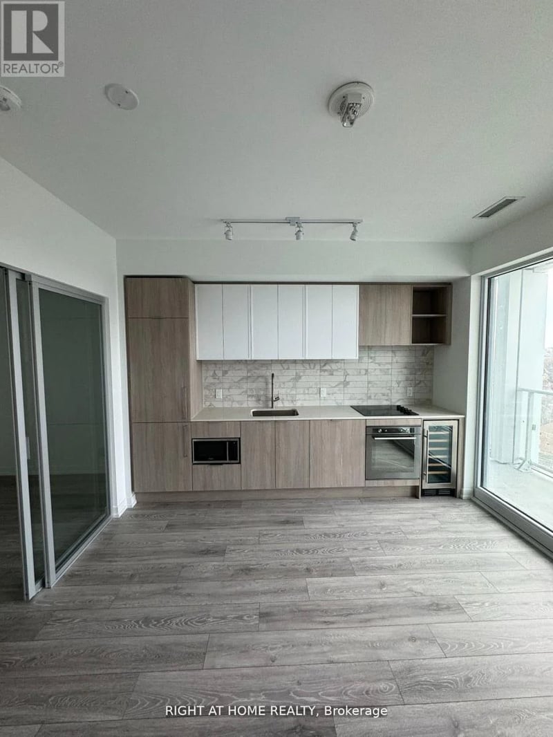 #1512 2020 Bathurst Street, Toronto (Humewood-Cedarvale), Ontario, M5P0A6, Toronto (Humewood-Cedarvale), Ontario — photo 1 of 5