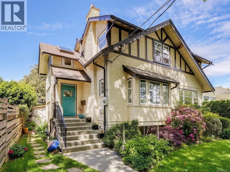 2366 Zela Street, Oak Bay, British Columbia, V8S2X2, Oak Bay, British Columbia — photo 1 of 5