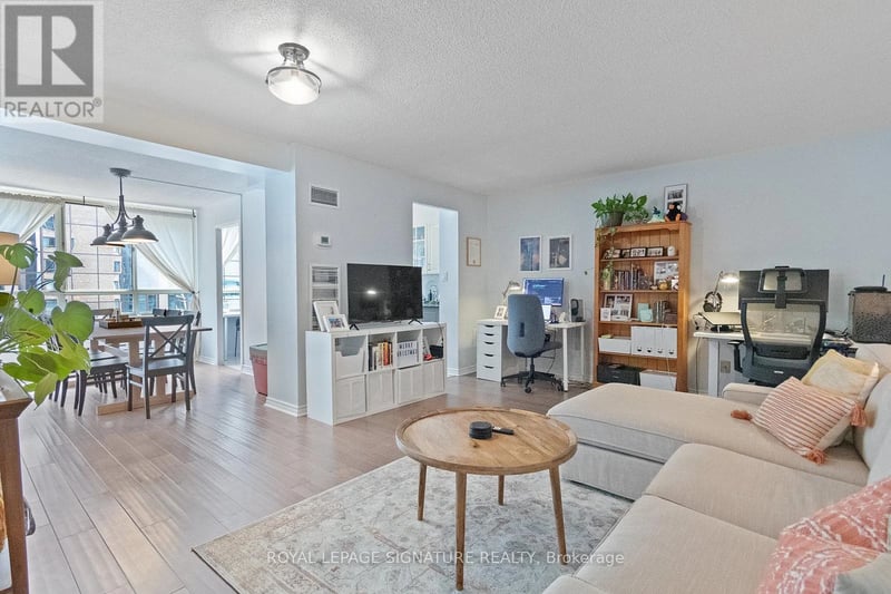 #1013 633 Bay Street, Toronto (Bay Street Corridor), Ontario, M5G2G4, Toronto (Bay Street Corridor), Ontario — photo 1 of 5