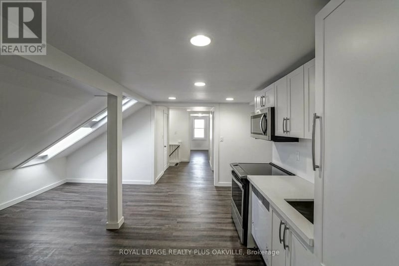 #2 564 Lyons Lane, Oakville (QE Queen Elizabeth), Ontario, L6J2Y1, Oakville (QE Queen Elizabeth), Ontario — photo 1 of 5
