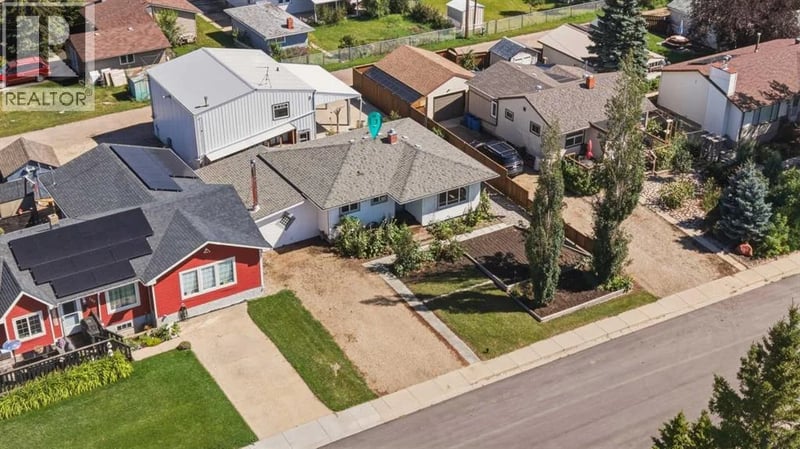 209 Center South, Linden, Alberta, T0M1J0, Linden, Alberta — photo 1 of 5