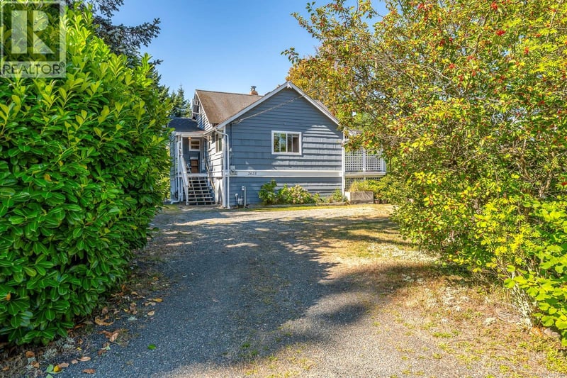 2625 Urquhart Avenue, Courtenay, British Columbia, V9N6T6, Courtenay, British Columbia — photo 1 of 5