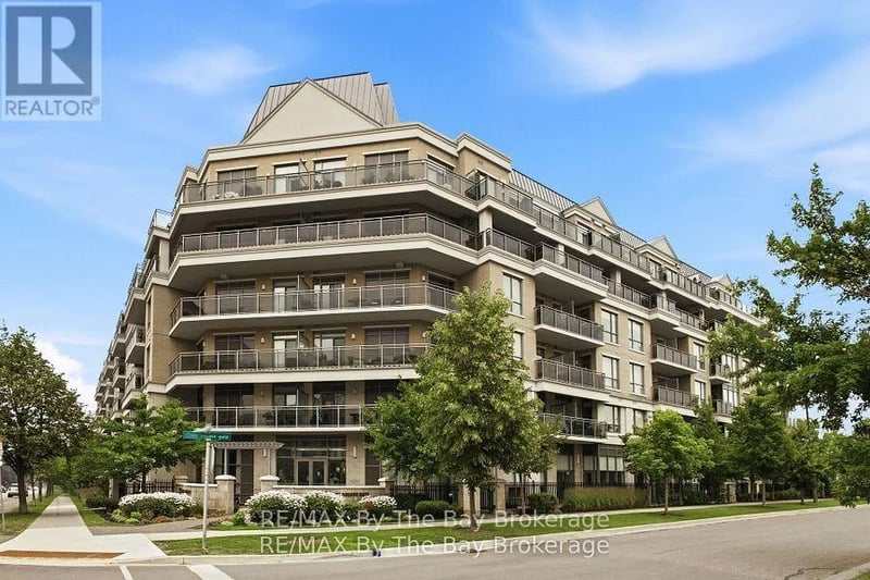 #112 111 Civic Square Gate, Aurora (Bayview Wellington), Ontario, L4G0S6, Aurora (Bayview Wellington), Ontario — photo 1 of 5
