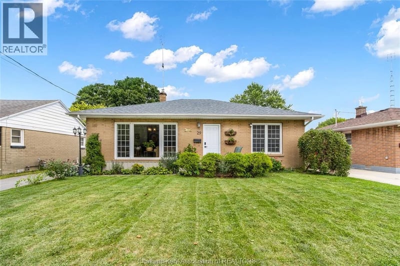 29 PAVEY Street, Chatham, Ontario, N7M5E1, Chatham, Ontario — photo 1 of 5