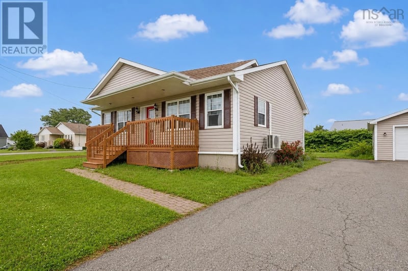 16 Water Street, Glace Bay, Nova Scotia, B1A1R3, Glace Bay, Nova Scotia — photo 1 of 5
