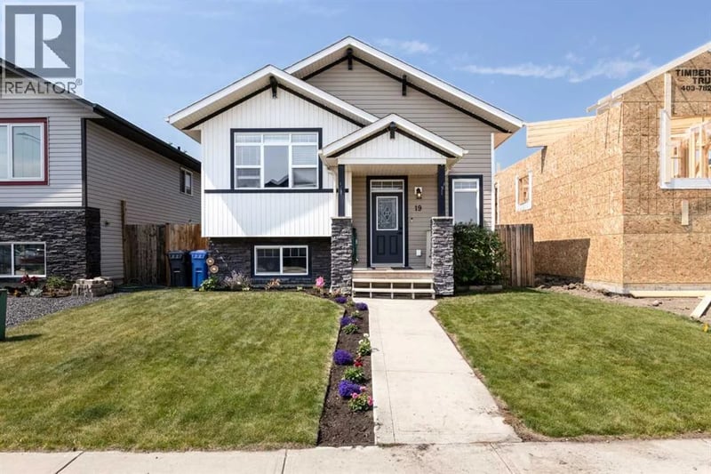 19 Hanson Green, Penhold, Alberta, T0M1R0, Penhold, Alberta — photo 1 of 5