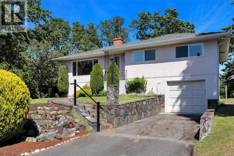 3973 Livingstone Avenue South, Saanich, British Columbia, V8N3A5, Saanich, British Columbia — photo 1 of 5