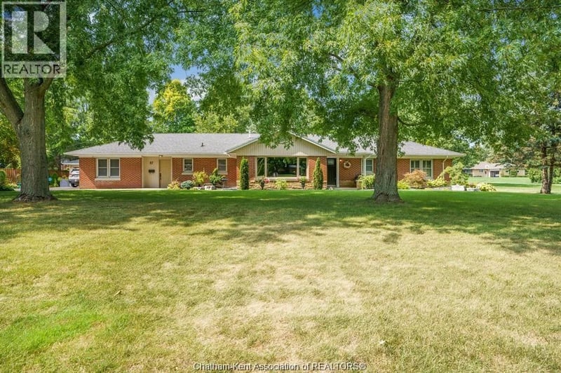 37 Gregory Drive East, Chatham, Ontario, N7L2R2, Chatham, Ontario — photo 1 of 5