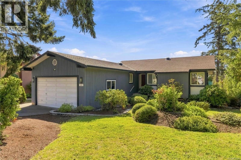 595 Ridgegrove Avenue, Saanich, British Columbia, V8Z6H4, Saanich, British Columbia — photo 1 of 5