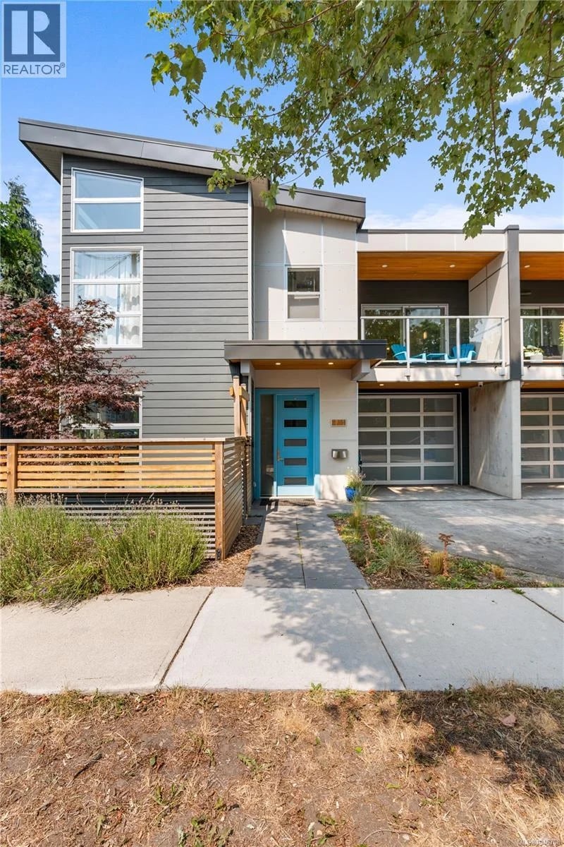 1704 Coronation Avenue, Victoria, British Columbia, V8R1X2, Victoria, British Columbia — photo 1 of 5