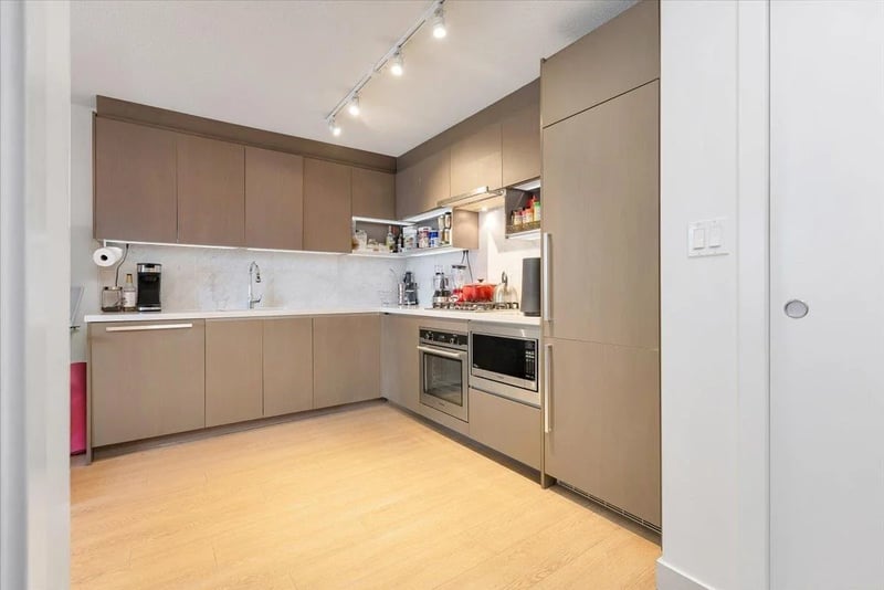 #1015 13696 100 Avenue, Surrey, British Columbia, V3T0L5, Surrey, British Columbia — photo 1 of 5