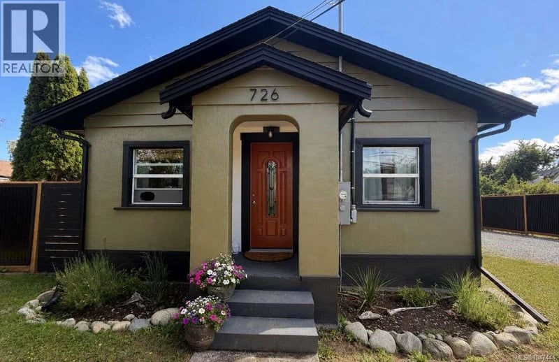 726 Bruce Avenue, Nanaimo, British Columbia, V9R3Z4, Nanaimo, British Columbia — photo 1 of 5
