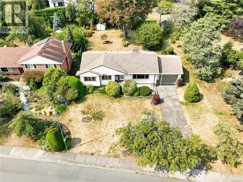 3278 Henderson Road, Oak Bay, British Columbia, V8P5A6, Oak Bay, British Columbia — photo 1 of 5