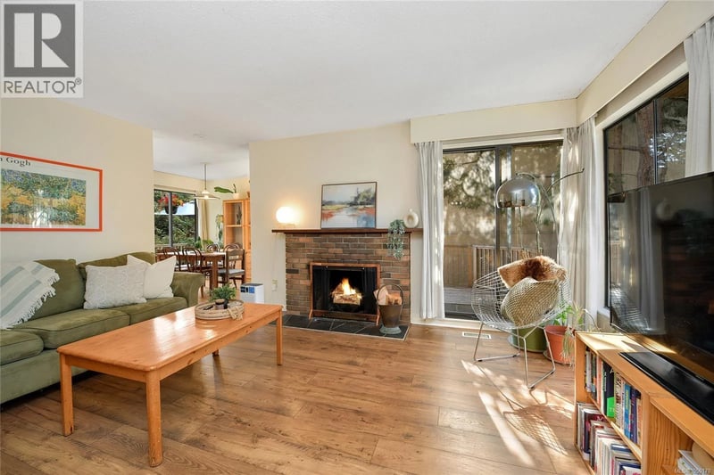 4039 Daffodil Place, Saanich, British Columbia, V8Z6G1, Saanich, British Columbia — photo 1 of 5