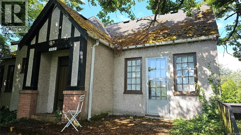 832 Lampson Street, Esquimalt, British Columbia, V9A6B2, Esquimalt, British Columbia — photo 1 of 5