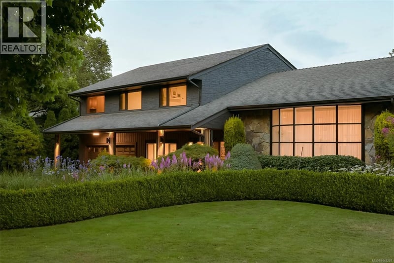 3055 Beach Drive, Oak Bay, British Columbia, V8R6L5, Oak Bay, British Columbia — photo 1 of 5