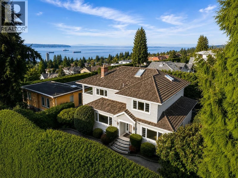 1631 22ND Street, West Vancouver, British Columbia, V7V4E2, West Vancouver, British Columbia — photo 1 of 5