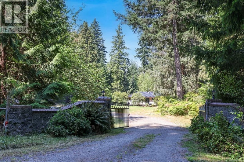2400 Clark Road, Courtenay, British Columbia, V9J1T1, Courtenay, British Columbia — photo 1 of 5