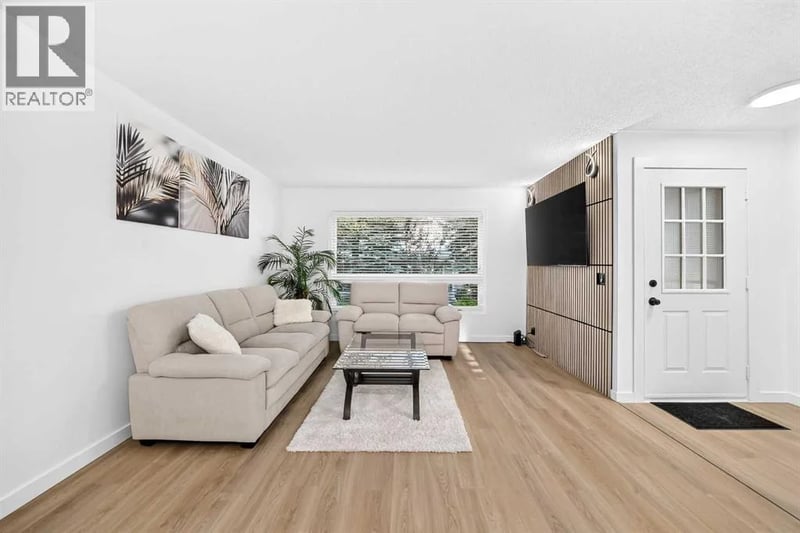 135 Woodsman Lane Southwest, Calgary, Alberta, T2W4Z5, Calgary, Alberta — photo 1 of 5