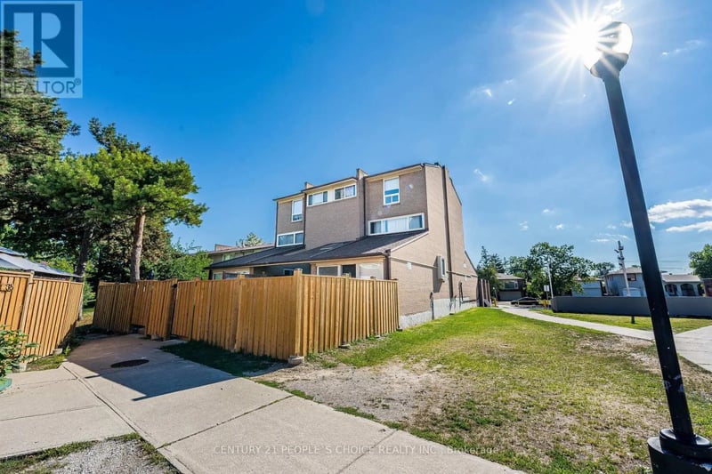 #2 242 John Garland Boulevard, Toronto (West Humber-Clairville), Ontario, M9V1N8, Toronto (West Humber-Clairville), Ontario — photo 1 of 5