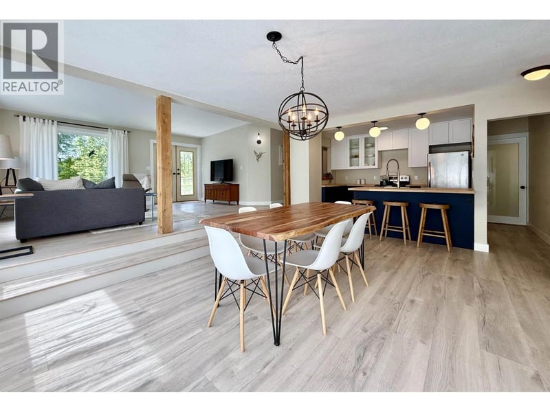 6376 SUNSHINE COAST Highway, Sechelt, British Columbia, V7Z0M3, Sechelt, British Columbia — photo 1 of 5