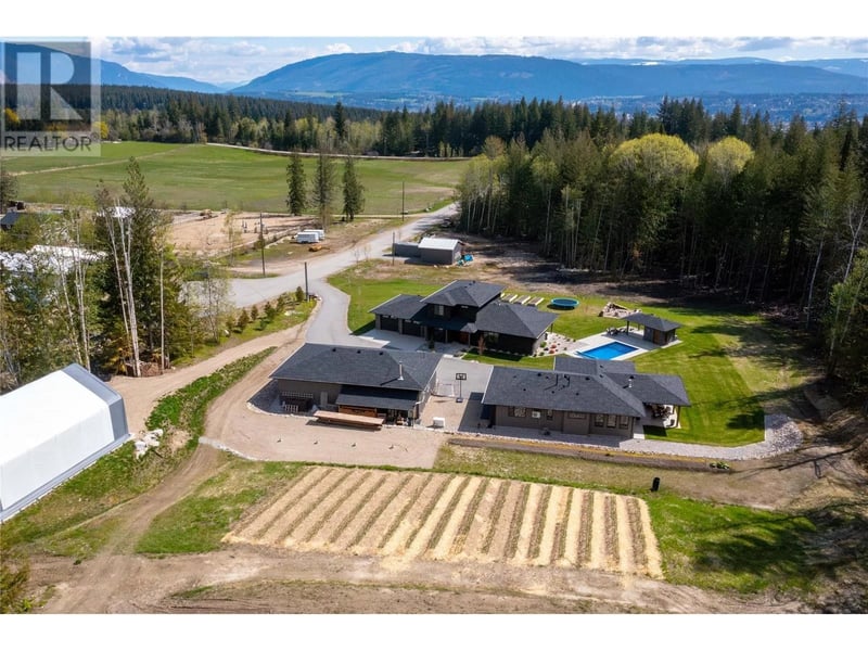 6400 1 Avenue Northwest, Salmon Arm, British Columbia, V1E3B2, Salmon Arm, British Columbia — photo 1 of 5