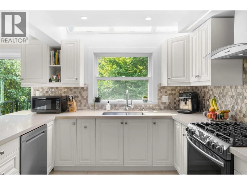 #4 230 16TH Street, North Vancouver, British Columbia, V7M1T6, North Vancouver, British Columbia — photo 1 of 5