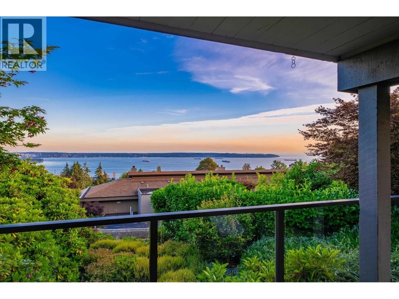 #18 2214 FOLKSTONE Way, West Vancouver, British Columbia, V7S2X7, West Vancouver, British Columbia — photo 1 of 5