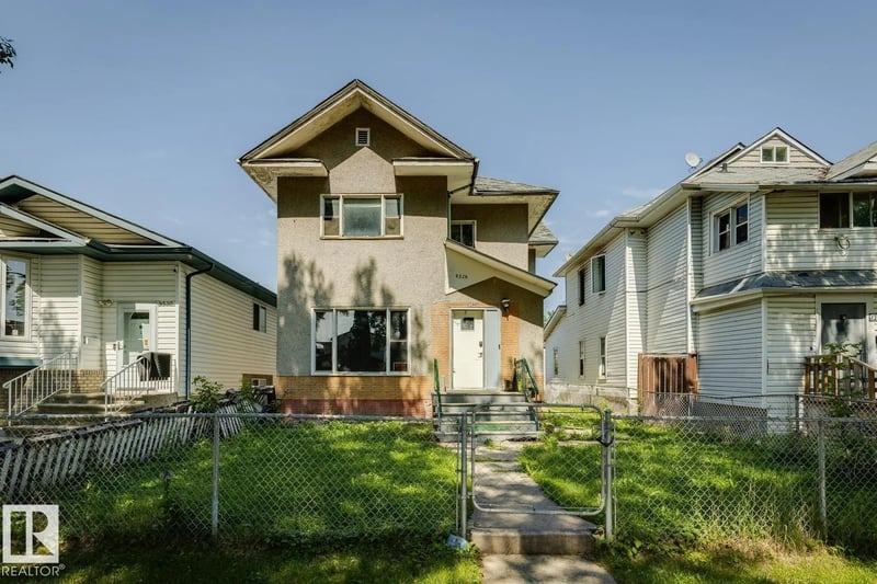 9526 106A AV NW NW, Edmonton, Alberta, T5H0S8, Edmonton, Alberta — photo 1 of 5