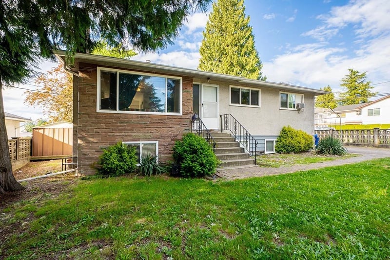 11191 90 Avenue, Surrey, British Columbia, V4C3H1, Surrey, British Columbia — photo 1 of 5