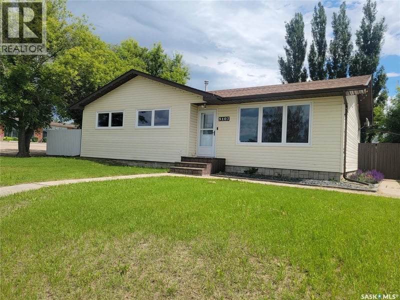 5107 Leader STREET, Macklin, Saskatchewan, S0L2C0, Macklin, Saskatchewan — photo 1 of 5