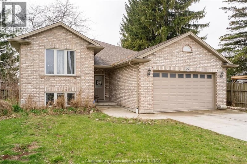 30 St Michael Avenue, Chatham, Ontario, N7M2E4, Chatham, Ontario — photo 1 of 5