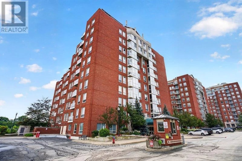 #702 60 OLD MILL Road, Oakville (OO Old Oakville), Ontario, L6J7V9, Oakville (OO Old Oakville), Ontario — photo 1 of 5