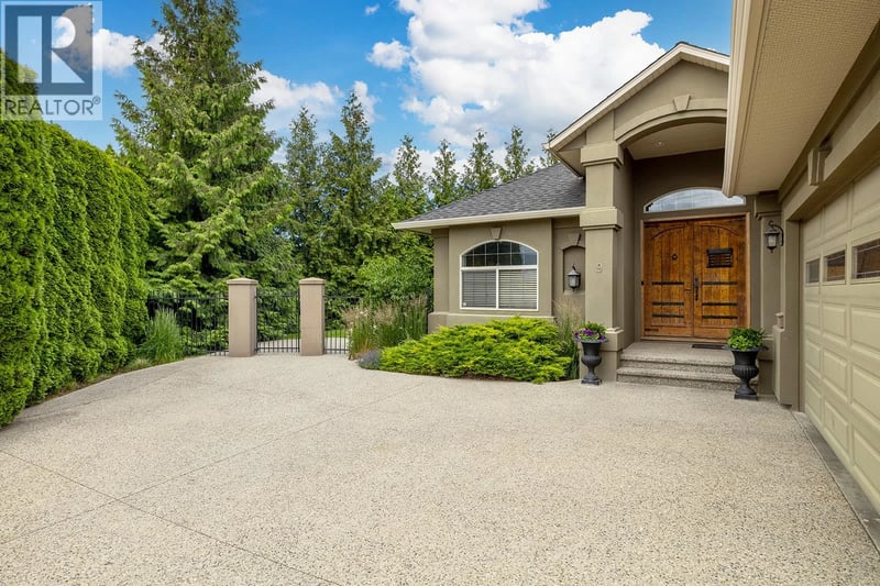 3103 Thacker Drive, West Kelowna, British Columbia, V1Z1X5, West Kelowna, British Columbia — photo 1 of 5