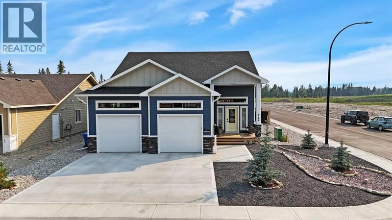 729 5 Street Southwest, Sundre, Alberta, T0M1X0, Sundre, Alberta — photo 1 of 5