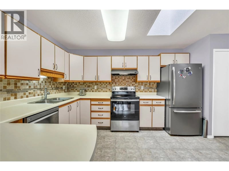 #402 272 Green Avenue West, Penticton, British Columbia, V2A3T2, Penticton, British Columbia — photo 1 of 5